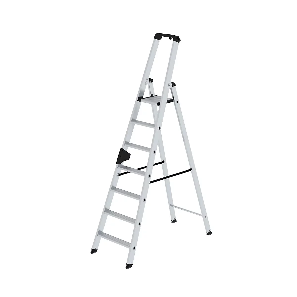 Een zilveren trap, geïsoleerd tegen een witte achtergrond. Het heeft zes treden en een zwarte handgreep.