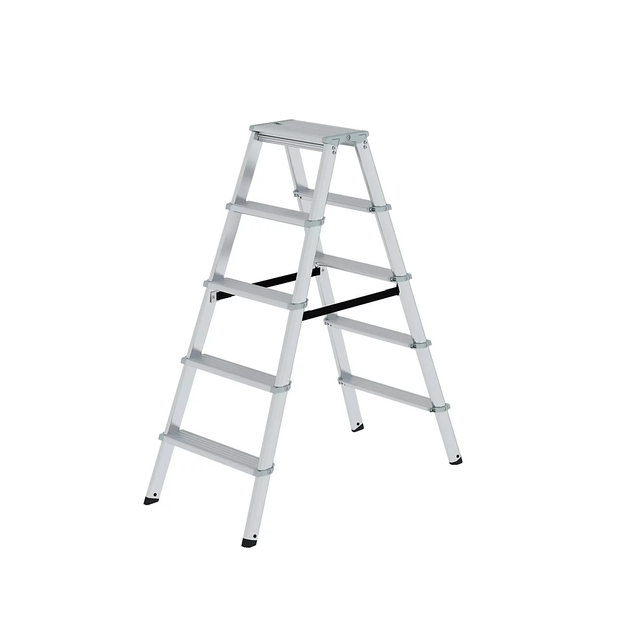 Een zilveren trap met vijf treden tegen een witte achtergrond. Het bovenste platform dient als bovenste trede.