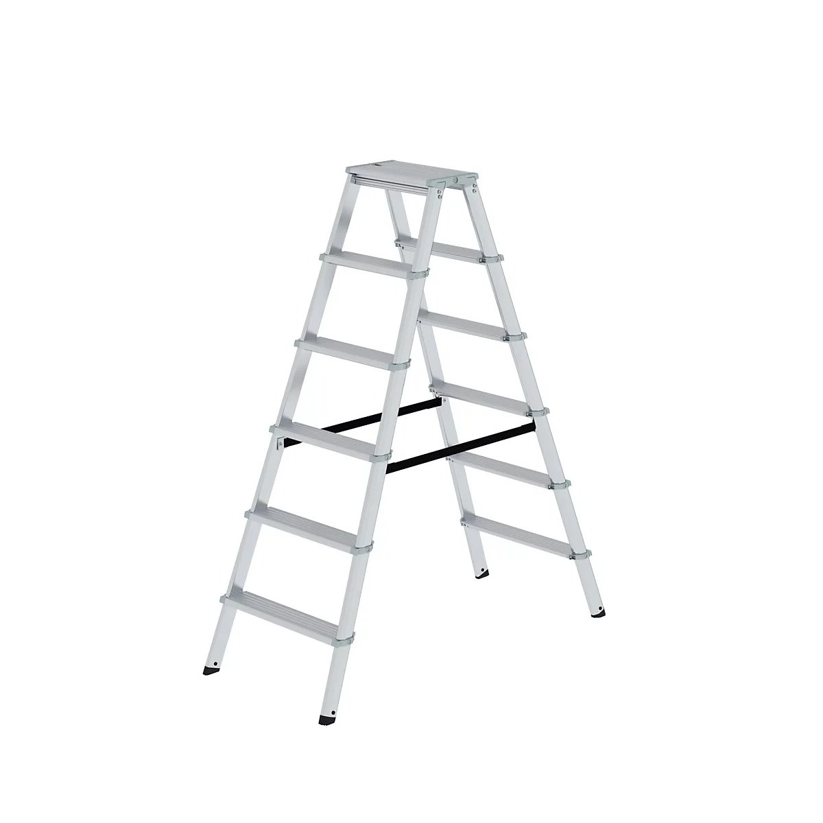 Een zilveren trap met zes treden staat op een witte achtergrond.