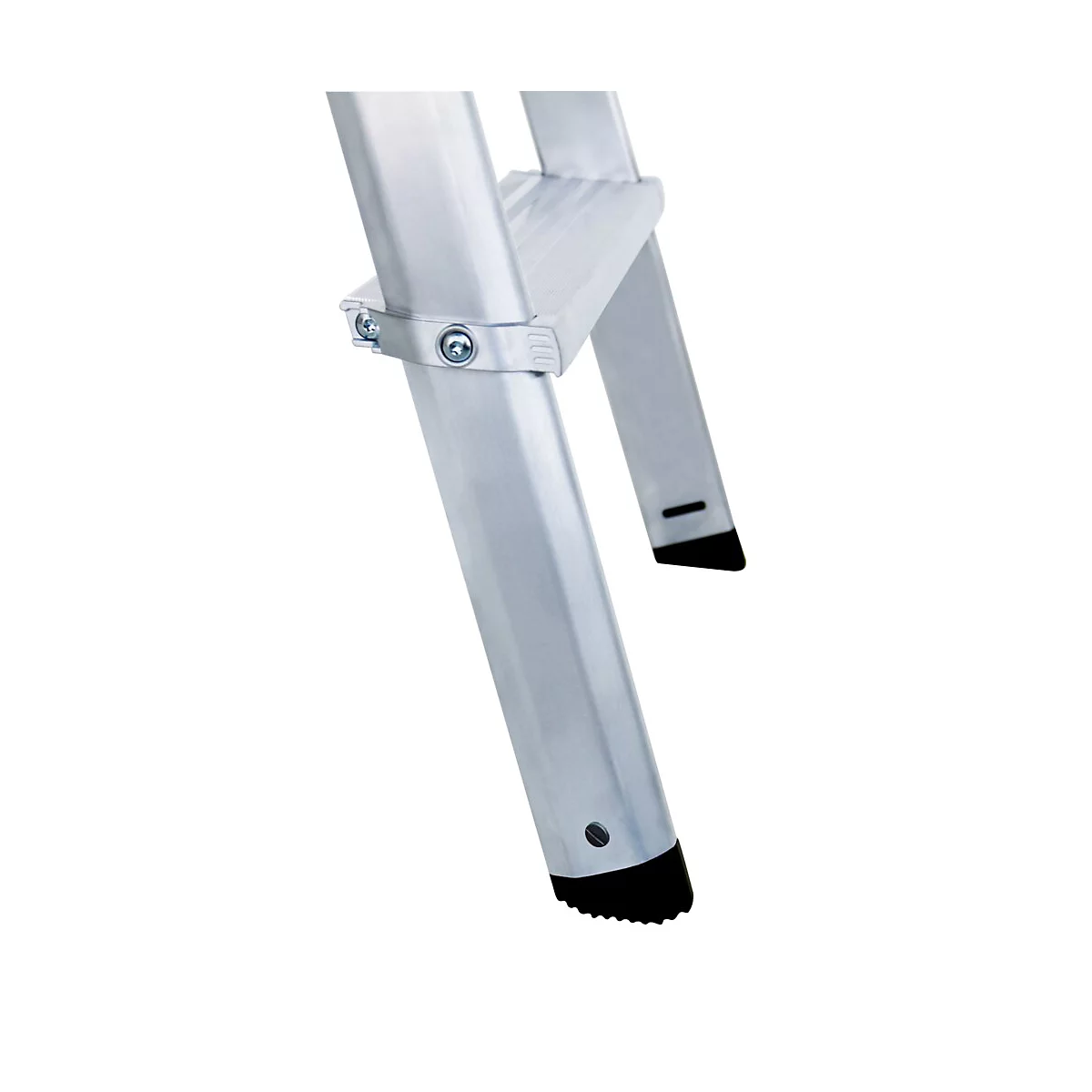 Close-up van een zilveren ladder. Zwarte rubberen voeten, treden met beugels en schroeven.