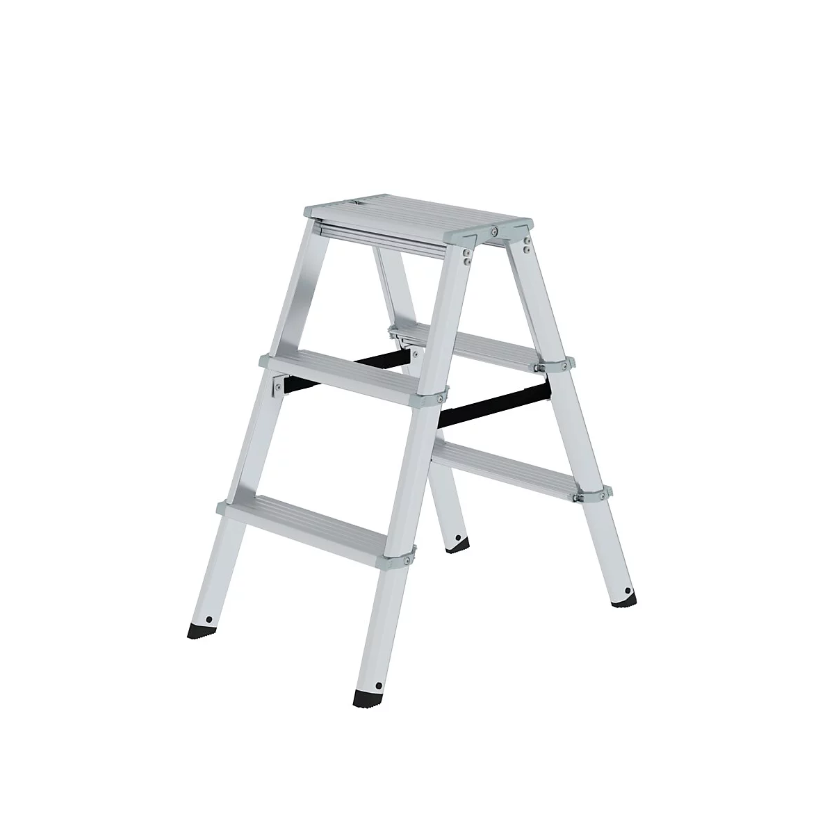 Zilveren trap met witte achtergrond. Het heeft drie treden en zwarte rubberen voetjes.