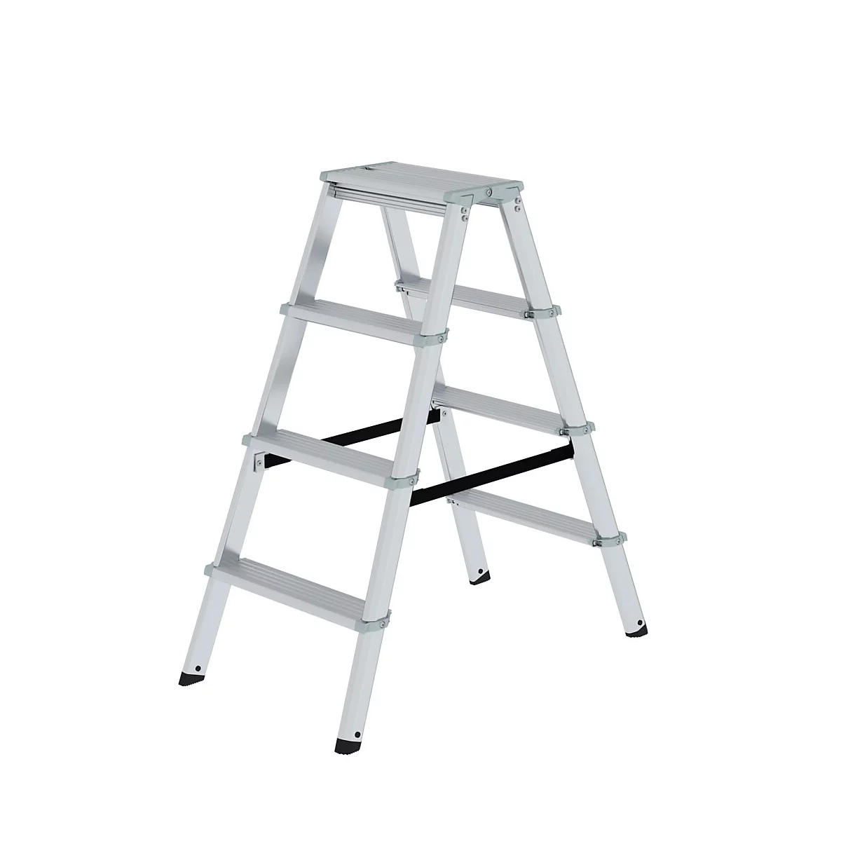 Een zilveren trap met vier treden, tegen een witte achtergrond. De ladder is opgevouwen.