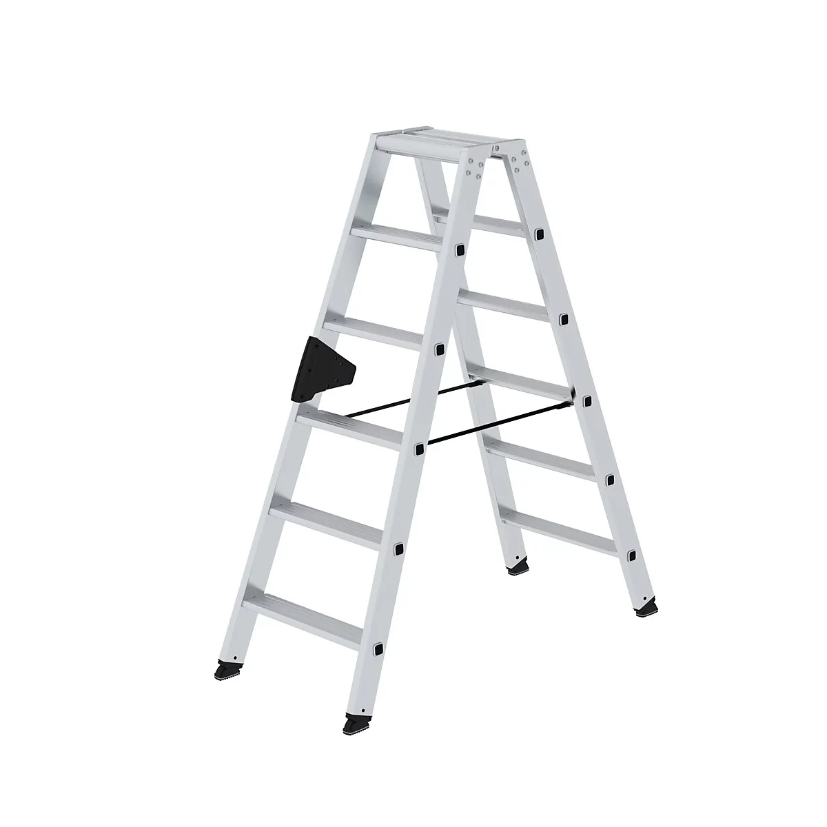 Een zilveren trap staat tegen een witte achtergrond. Hij heeft vier treden en een zwarte opbergplaat.