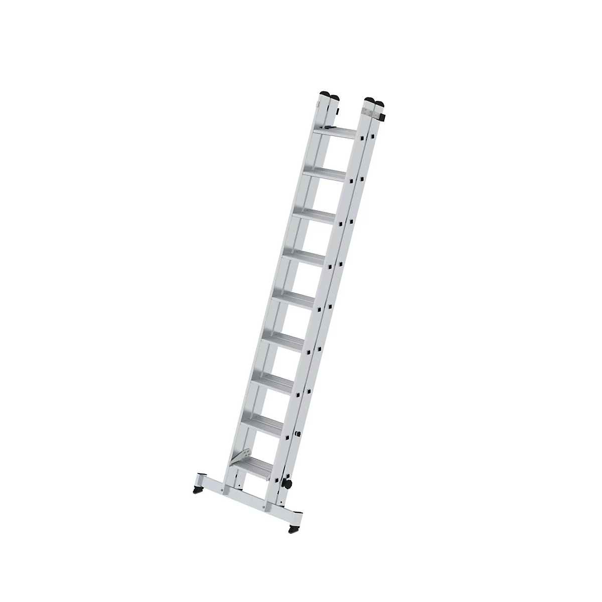 Grijze aluminium ladder diagonaal op een witte achtergrond. Treden en zwarte rubberen voetjes.