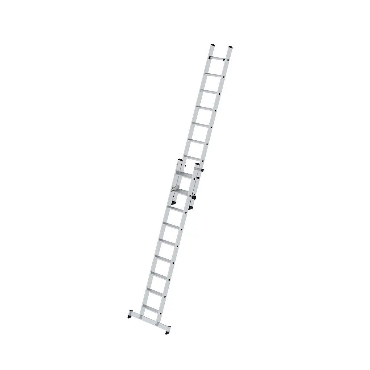 Een zilveren telescopische ladder staat op een witte achtergrond.