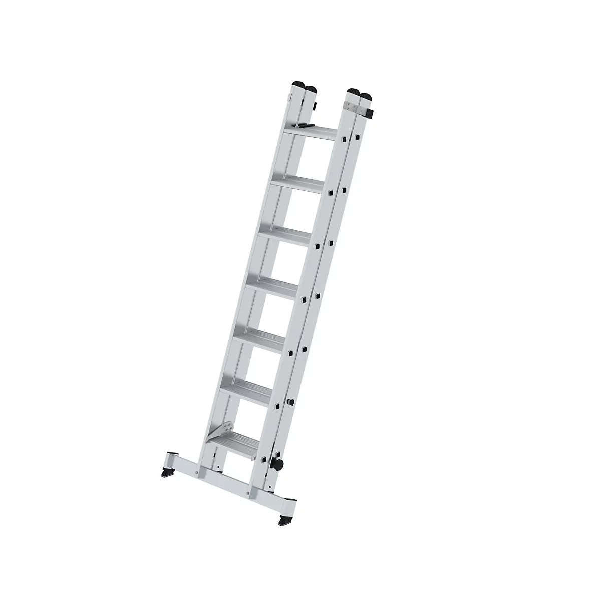 Zilveren ladder schuin op witte achtergrond. Zeven treden, zwarte voeten.