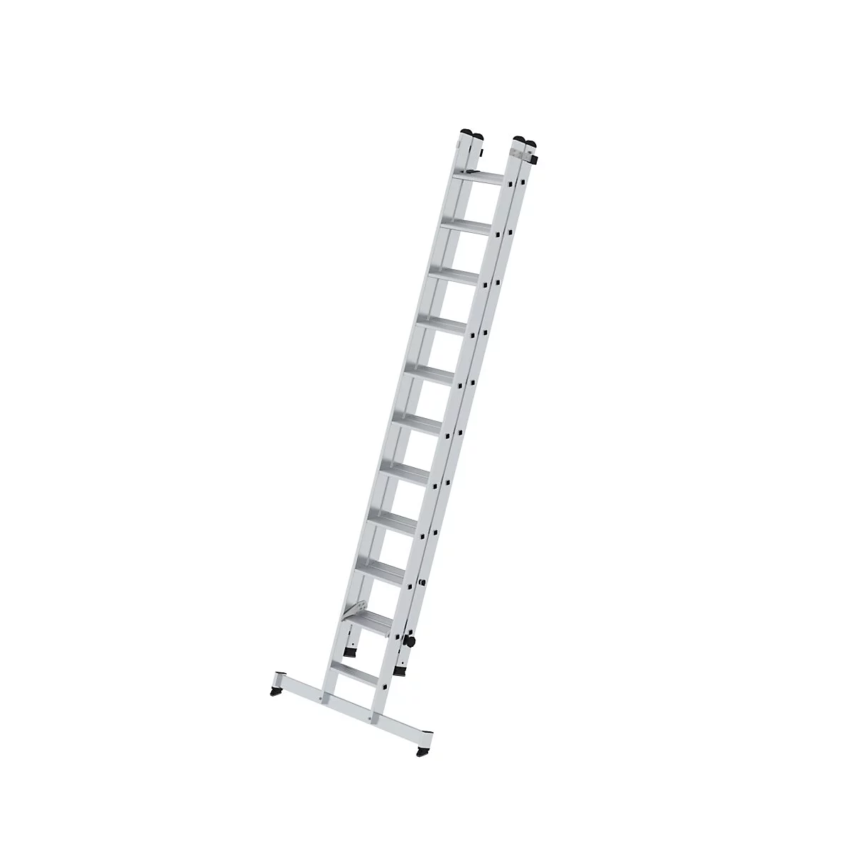 Een zilveren ladder staat schuin tegen een witte achtergrond. Het heeft verschillende sporten en zwarte eindkappen.