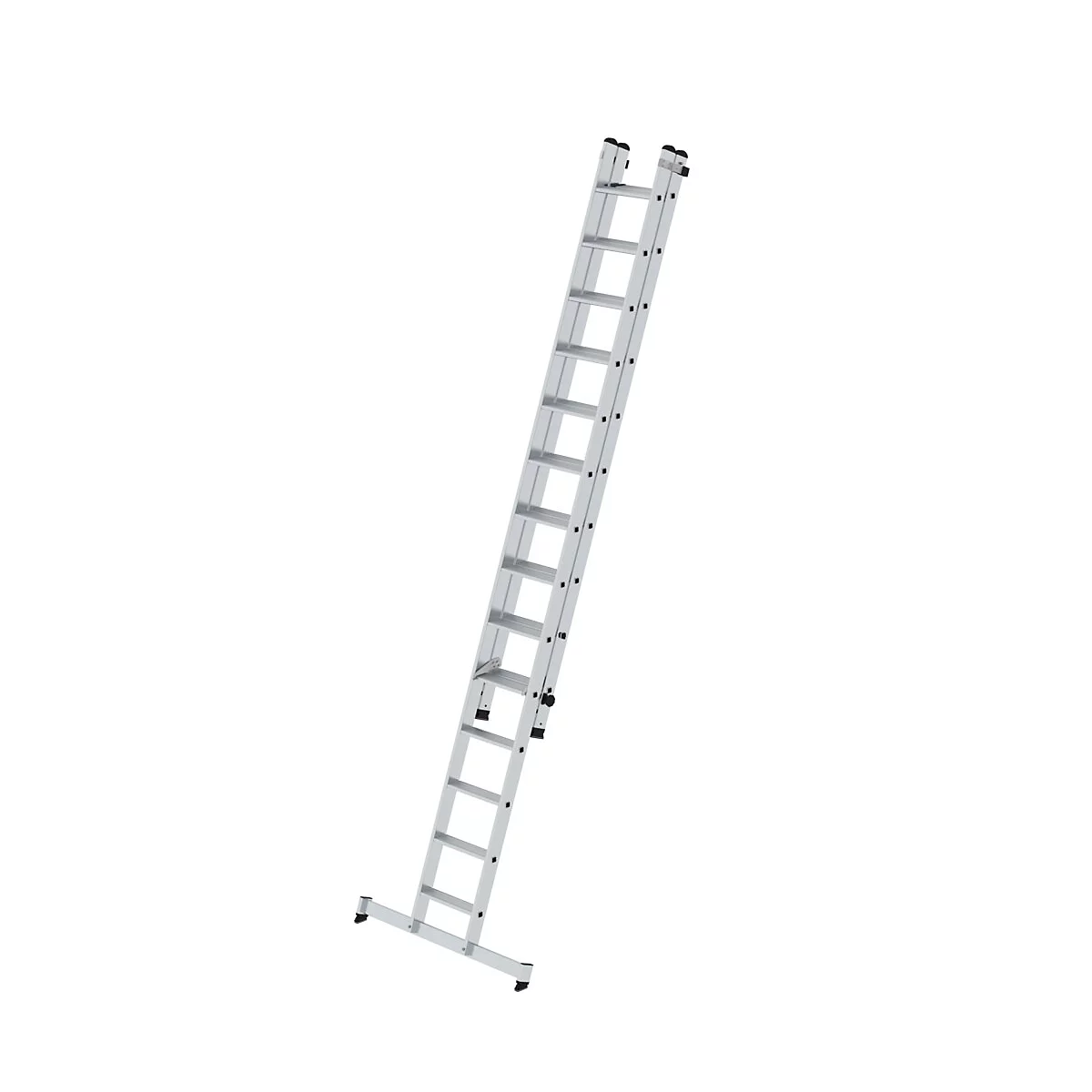Een zilveren ladder staat schuin op een witte achtergrond. Hij heeft veel treden en zwarte kunststof onderdelen.