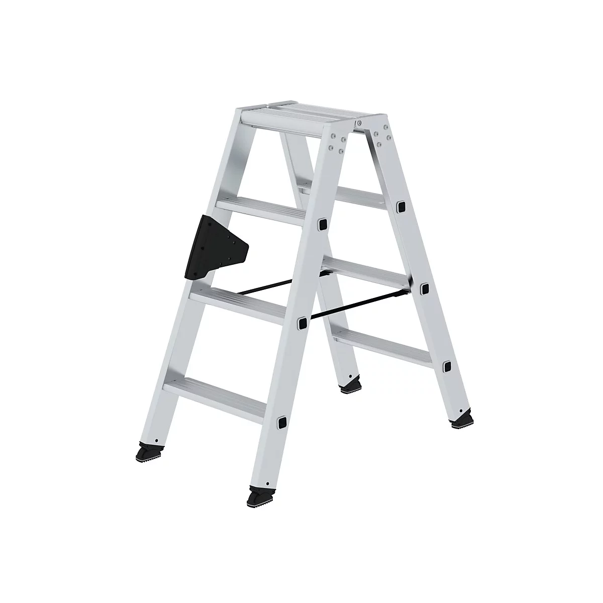 Een zilveren trap met zwarte elementen staat op een witte achtergrond.