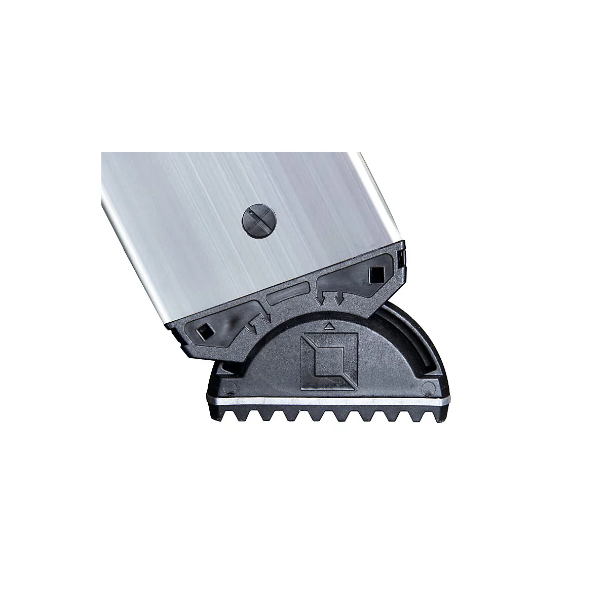 Detail van een ladder met metalen en kunststof voet. De voet heeft een getande onderkant en een zwarte beugel.