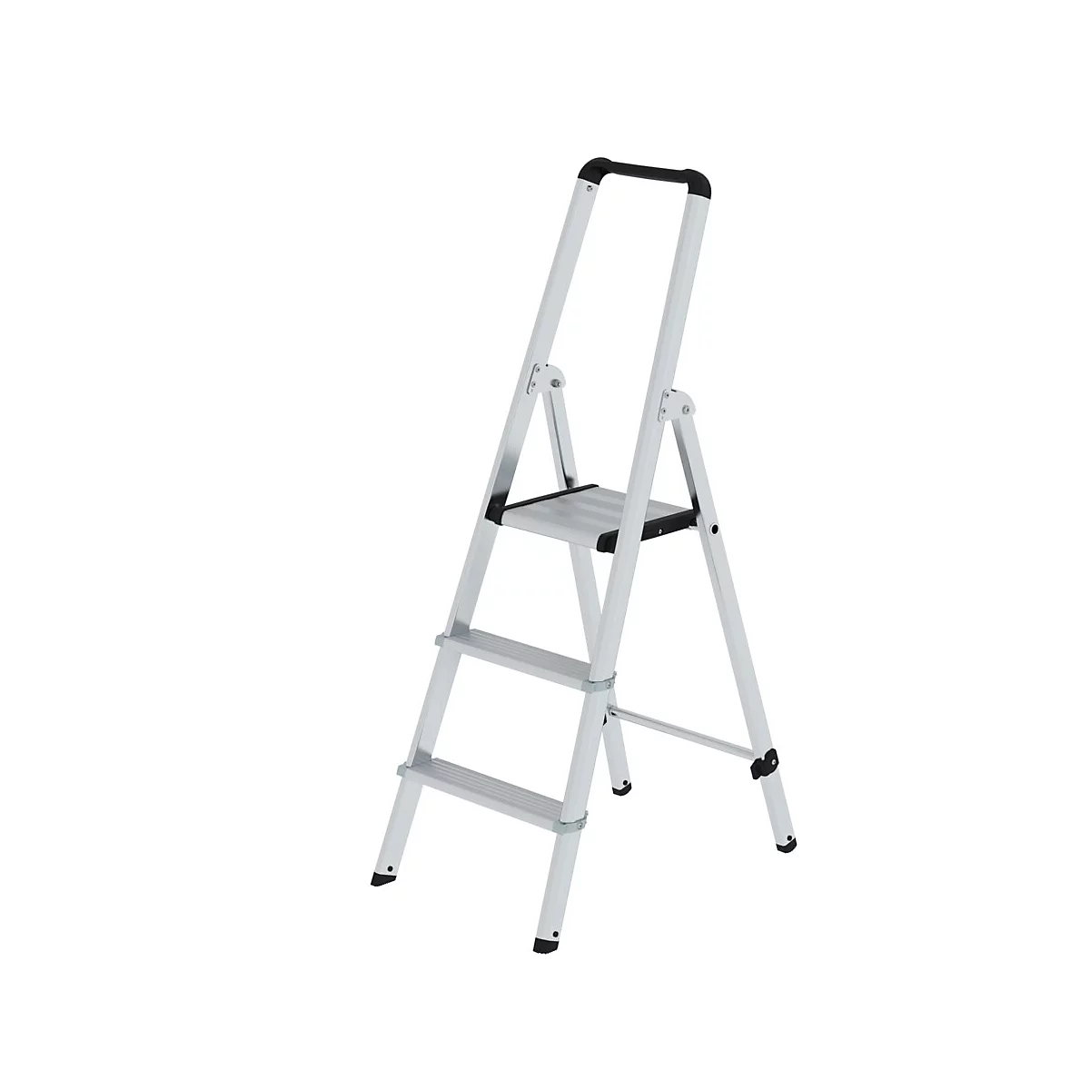 Een zilveren trap met drie treden, een handvat en zwarte voeten.