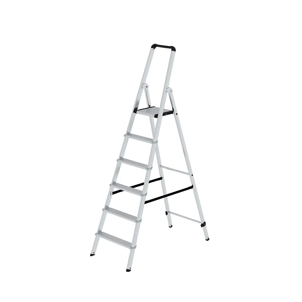 Een zilveren trap met zes treden staat tegen een witte achtergrond.