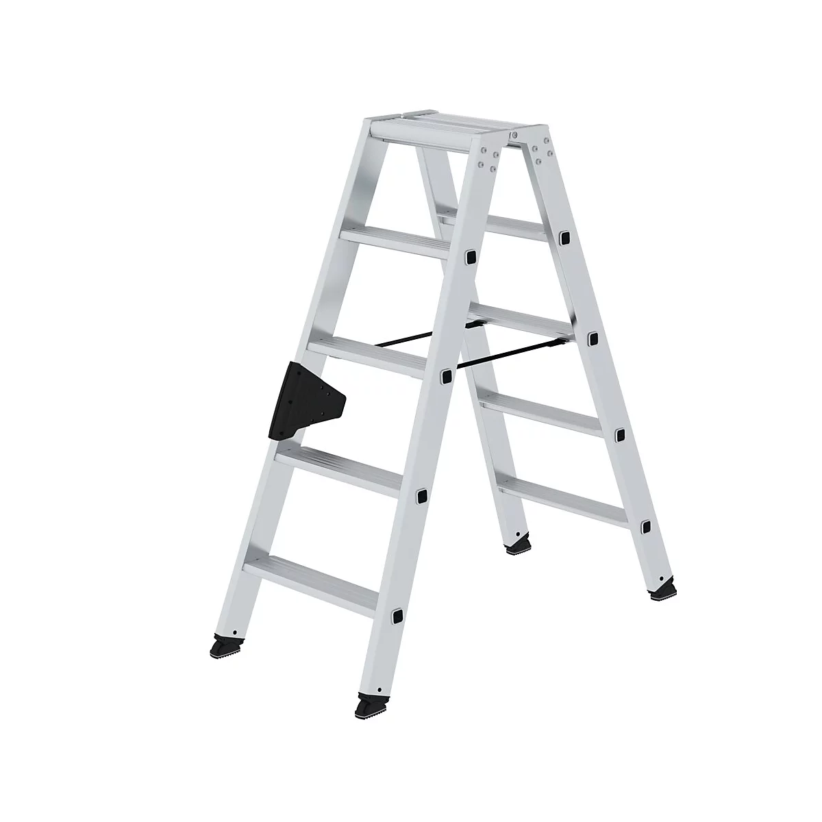 Lader van licht metaal, met zwarte treden en een zwarte bescherming op de linker stijl, tegen een witte achtergrond.