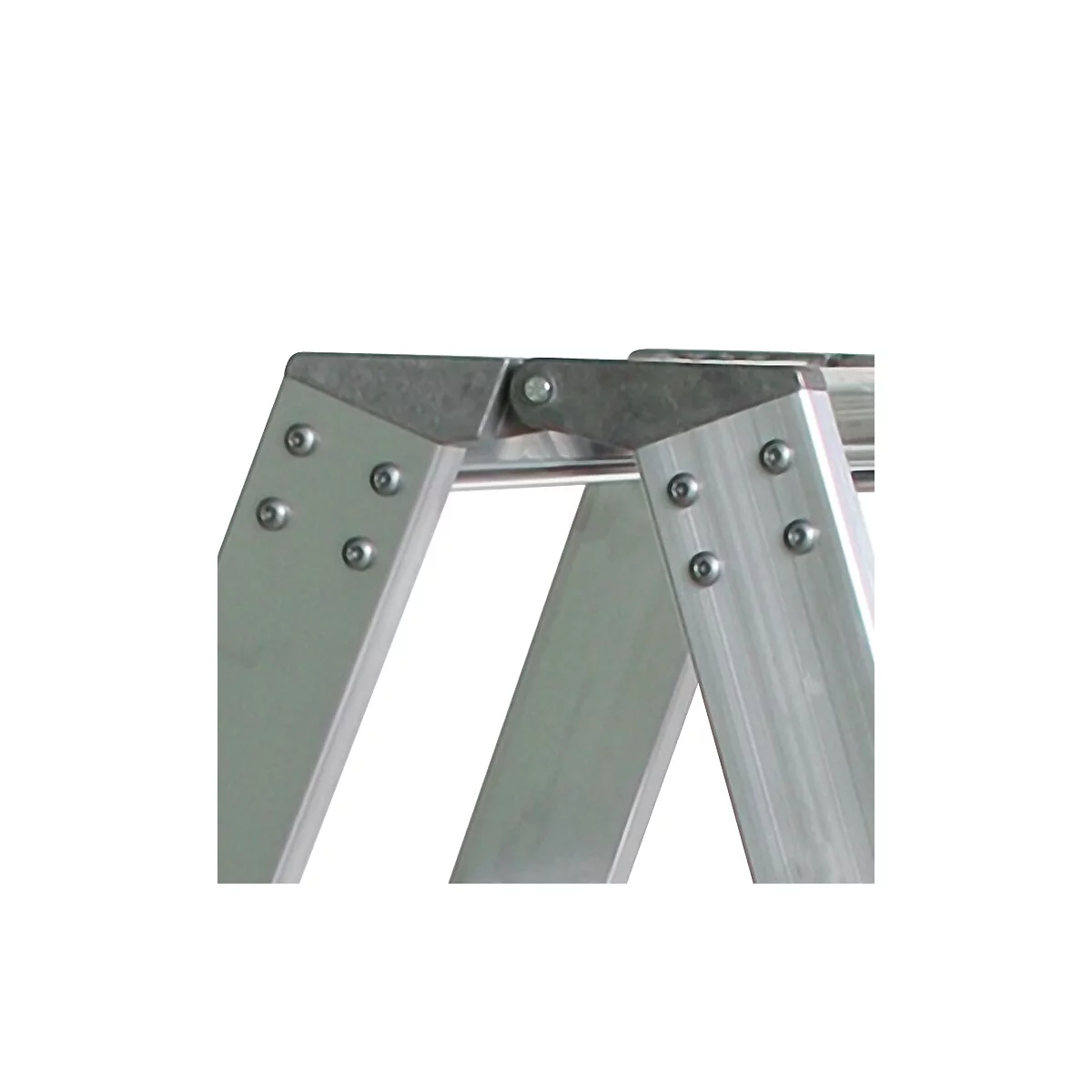 Detailopname van een aluminium ladderverbinding met schroeven.
