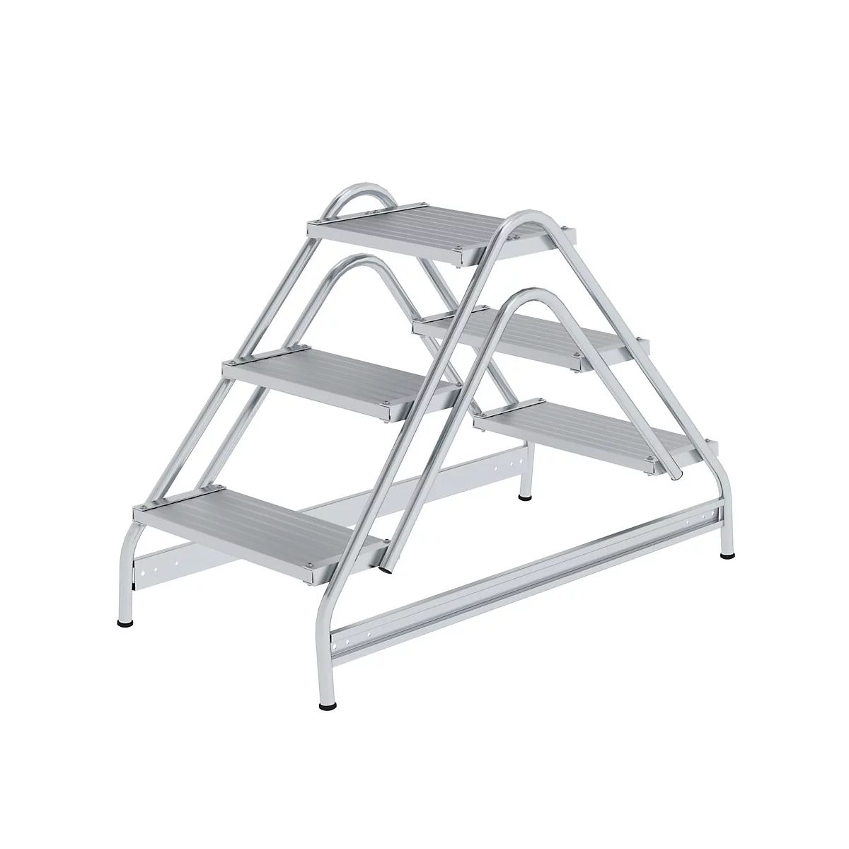 Zilveren trap met drie treden. De ladder is vrijstaand en heeft gebogen, metalen zijkanten.