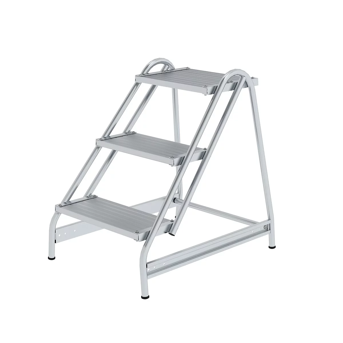 Driestaps, zilverkleurige trap, vrijstaand op een witte achtergrond.
