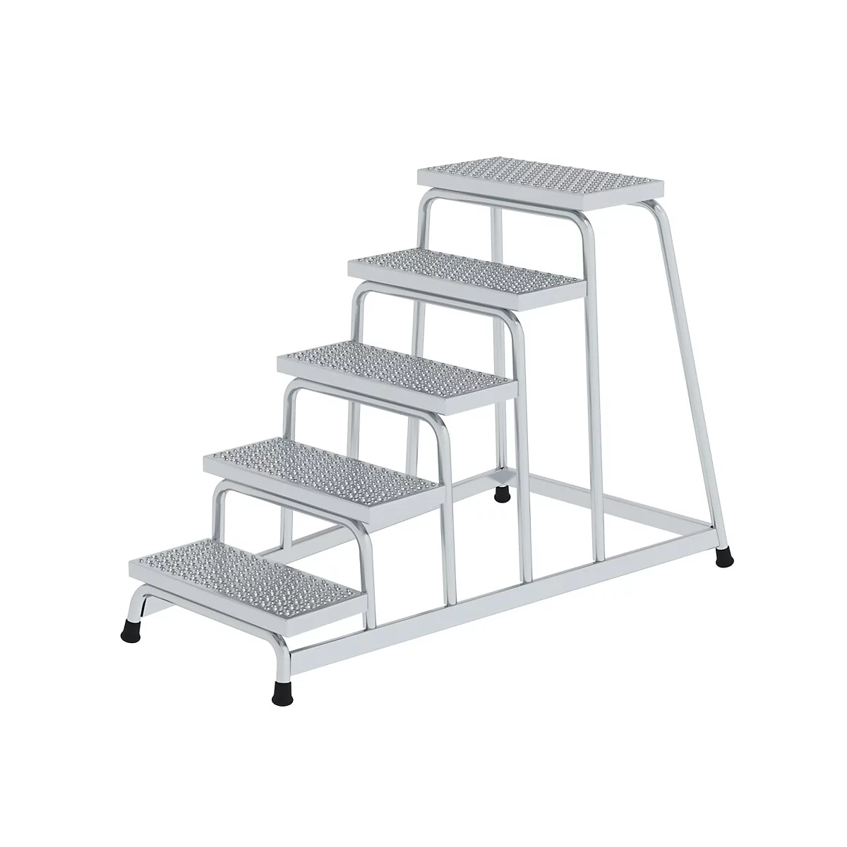 Metalen trap met vier treden en een antislip oppervlak; vrijstaand op witte achtergrond.