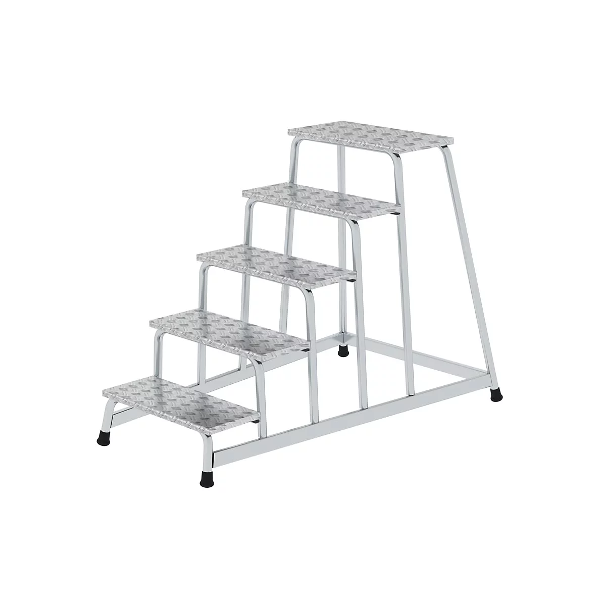 Een zilveren trap met vier treden, een geribbeld oppervlak en zwarte rubberen voetjes, geïsoleerd tegen een witte achtergrond.