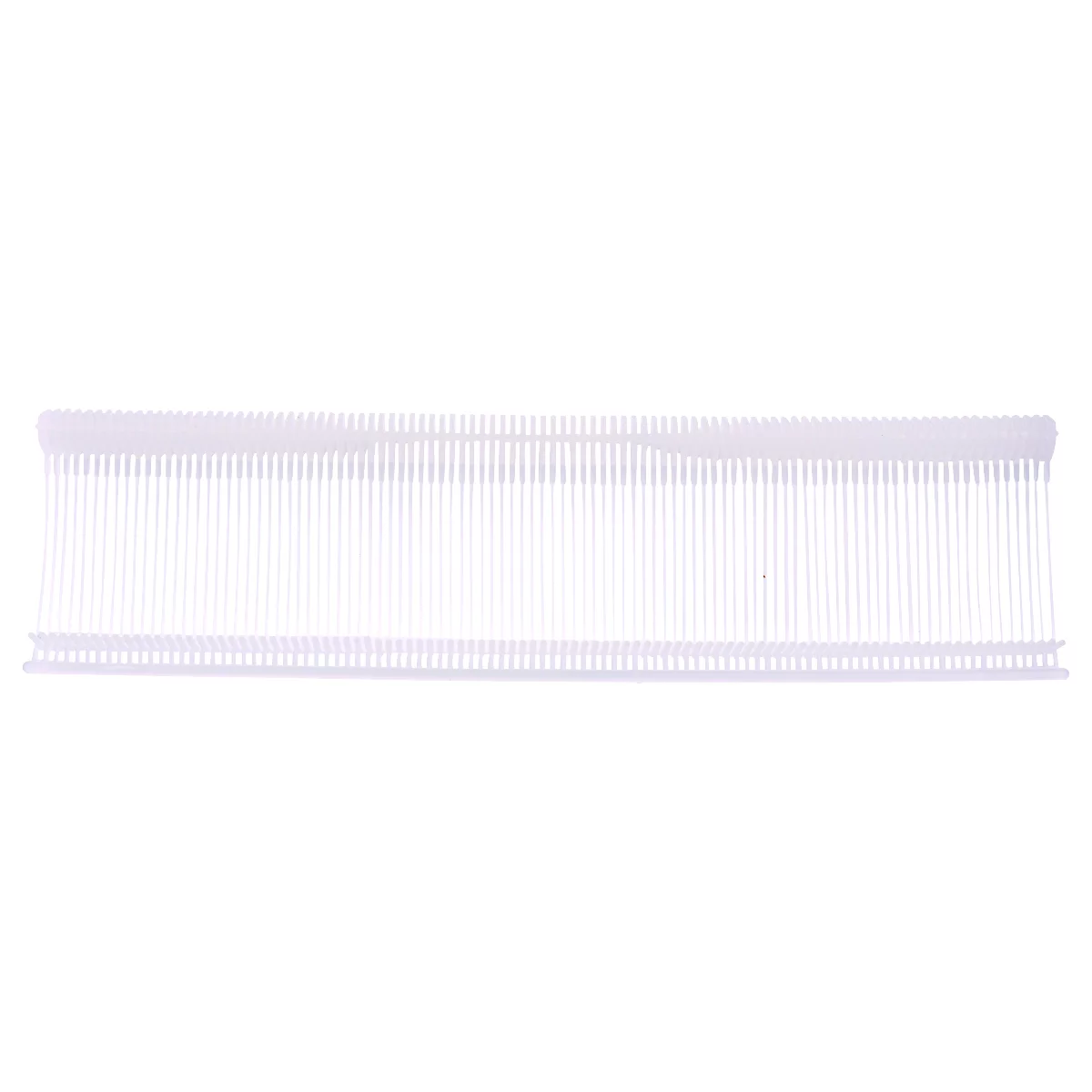 Een witte etikettentape met veel kleine pinnen.