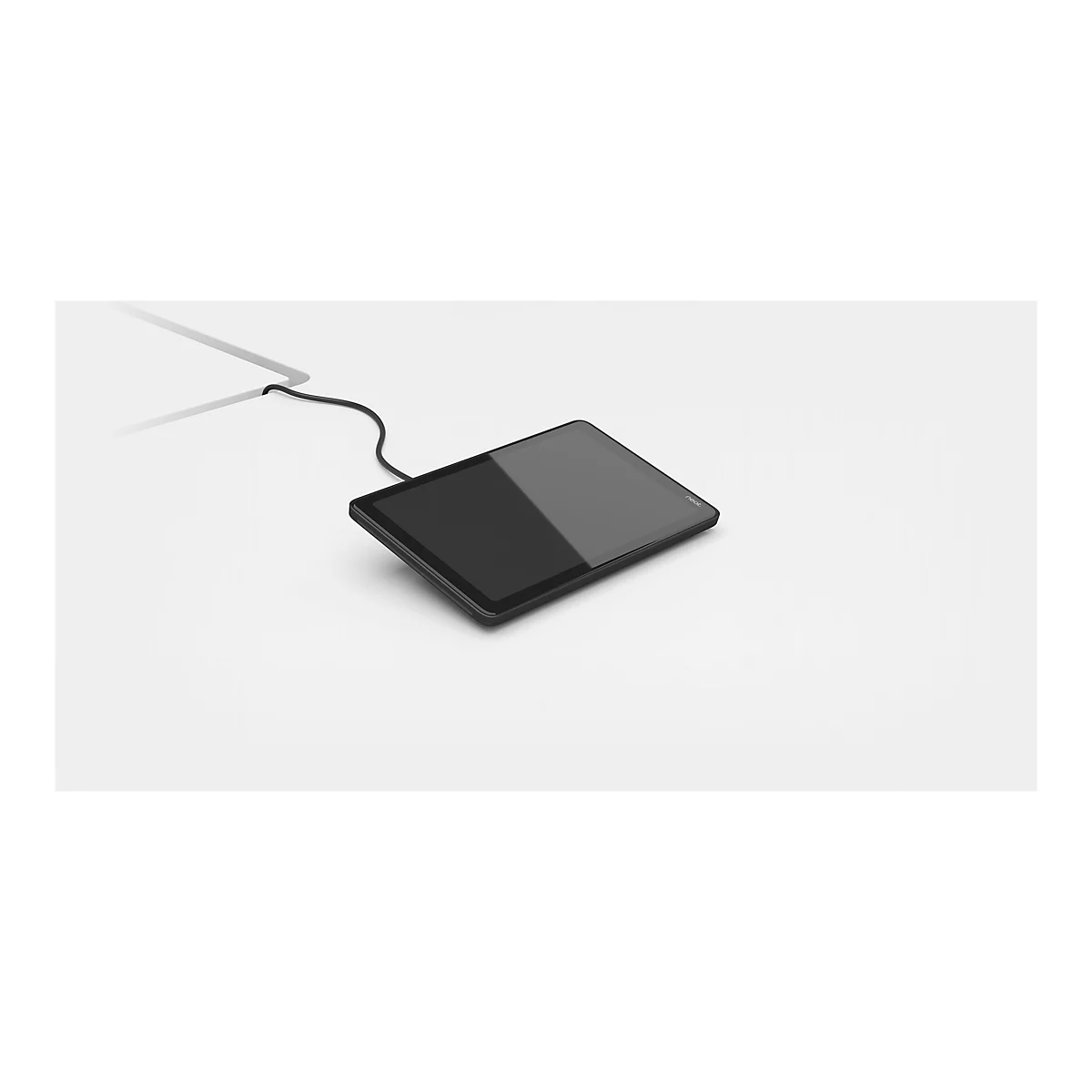 Schwarzes Tablet mit einem schwarzen Kabel, das aus einer weißen Oberfläche kommt. Die Oberfläche ist dezent beleuchtet.