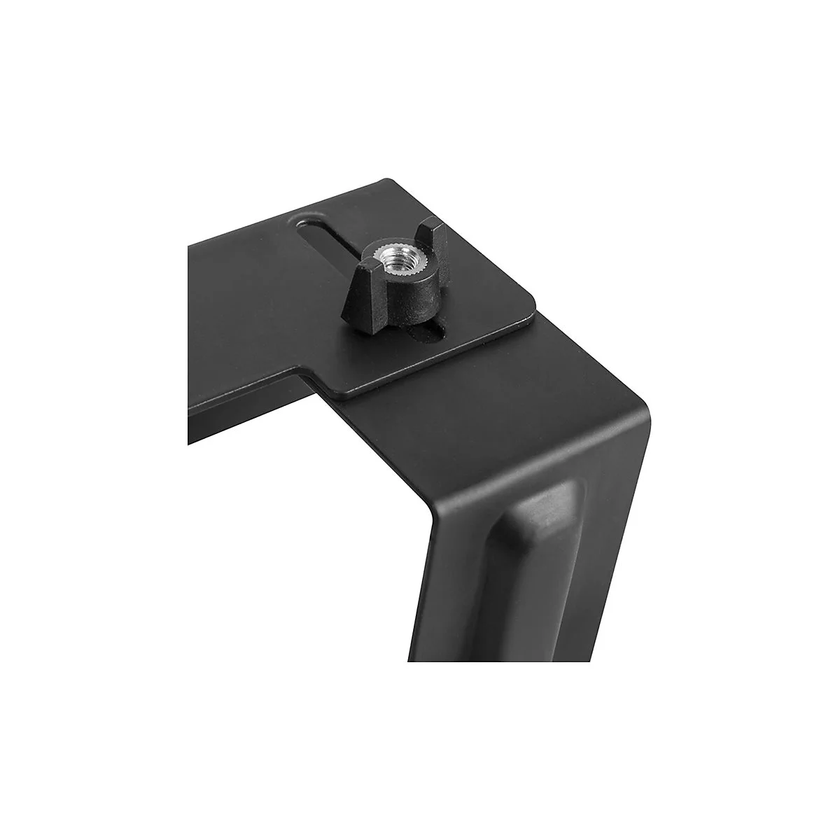 Schwarze Metallhalterung mit einer Schraube in Nahaufnahme. Sie ist schrÃ¤g von der Seite aufgenommen.
