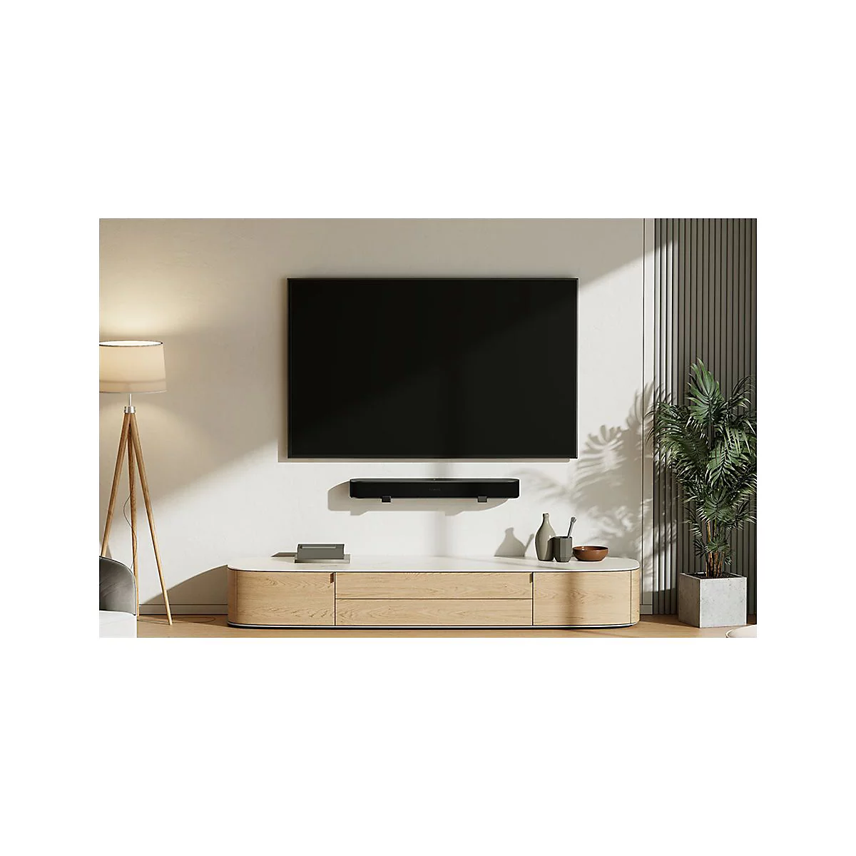 Wohnzimmer mit groÃŸem Fernseher, Soundbar, Kommode, Lampe und Pflanze. Alles vor weiÃŸem Hintergrund, minimalistisch.
