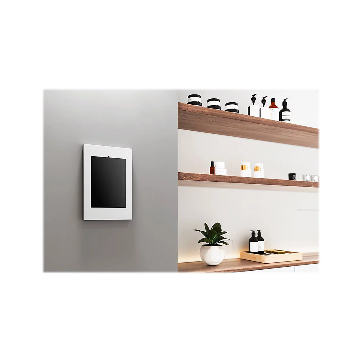Ein weiÃŸer Rahmen mit schwarzem Bildschirm hÃ¤ngt an einer grauen Wand, daneben eine Regalwand mit DekorationsgegenstÃ¤nden.