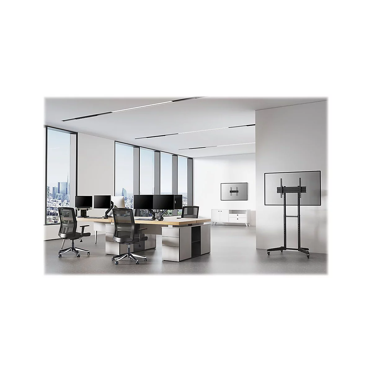 Ein modernes BÃ¼ro mit Schreibtischen, Computern und einem Fernseher auf einem StÃ¤nder. GroÃŸe Fenster zeigen eine Stadtansicht.