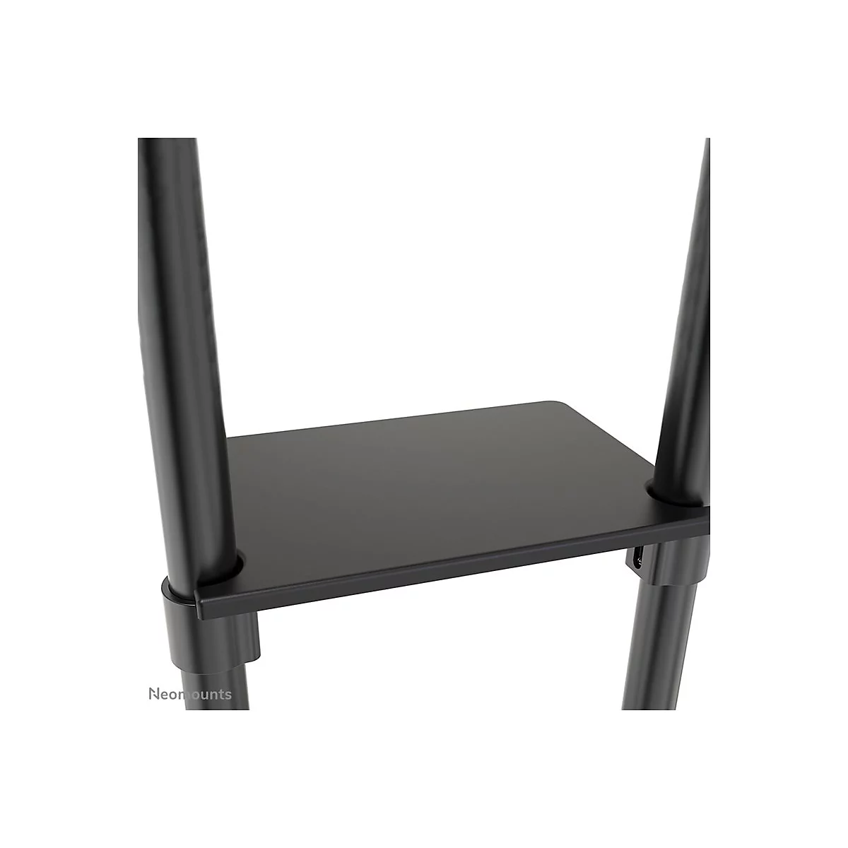 Gros plan d'une étagère noire avec une étagère carrée, deux supports verticaux et un support incliné. Le fond est blanc.