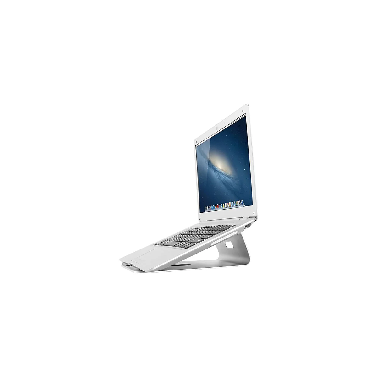 Weißes Laptop auf einem silbernen Ständer, Bildschirm mit Weltraum-Hintergrund, vor weißem Hintergrund.