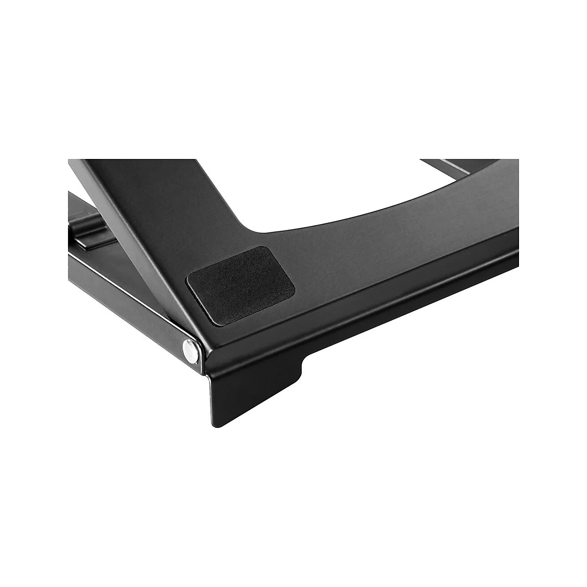 Schwarzes Metall-Laptop-Gestell, Detailansicht. Schwarzes, rechteckiges Pad auf der OberflÃ¤che.