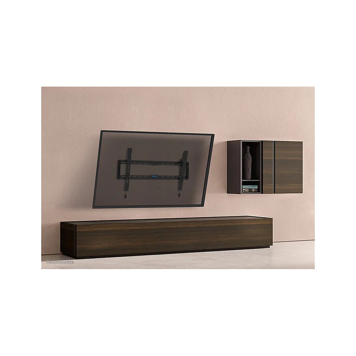 Wandhalterung für TV an Wand mit Lowboard und Hängeschrank.