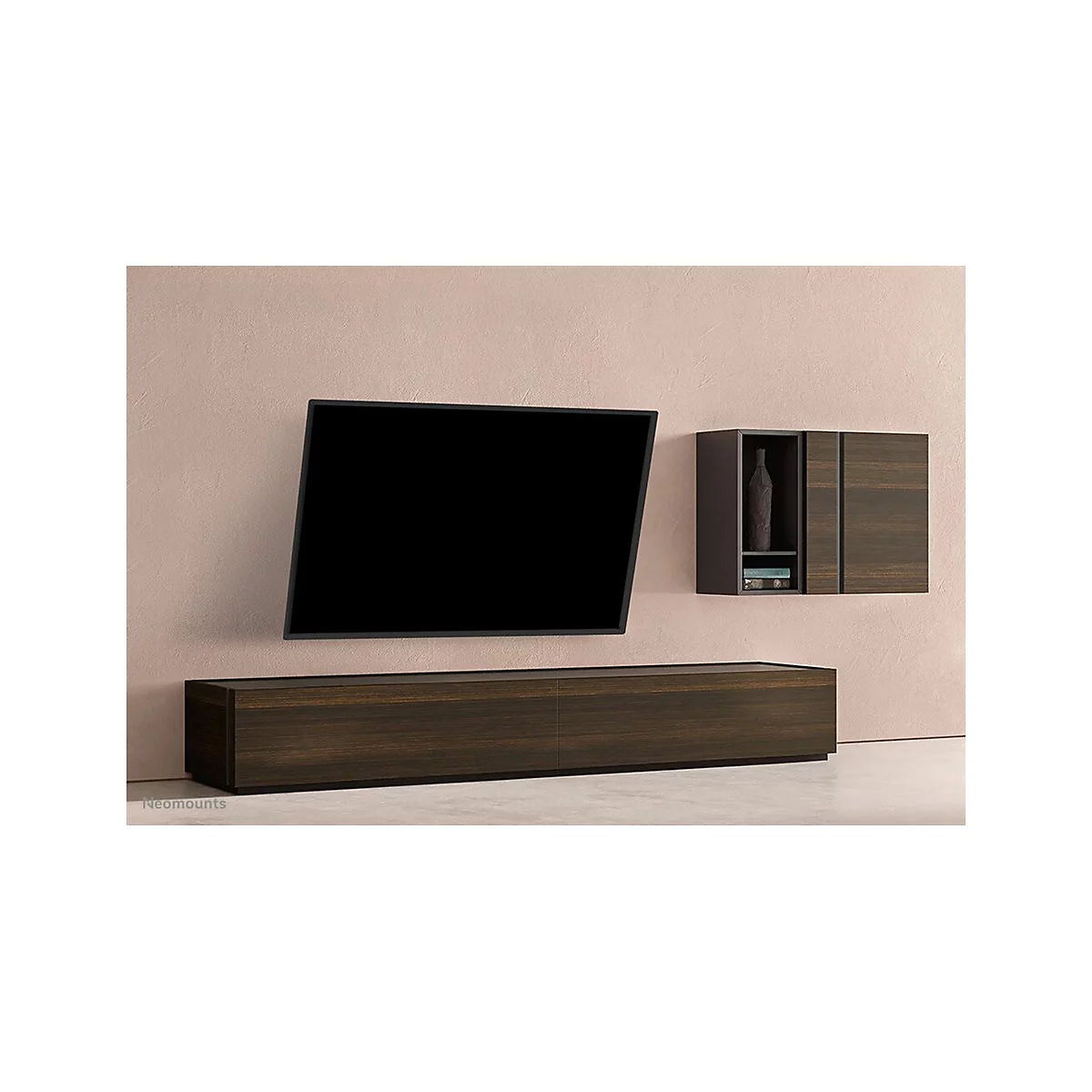 Wandhalterung mit schwarzem TV, darunter dunkles Lowboard und darüber eine Wandvitrine.