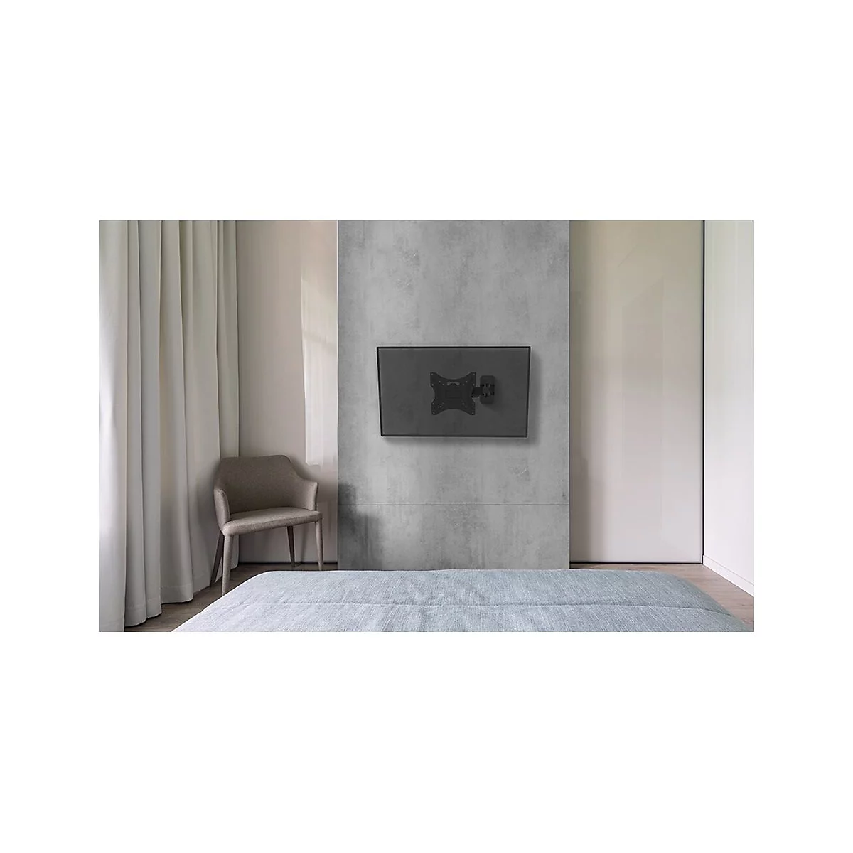 Ein Fernseher hängt an einer grauen Wand über einem Bett. Daneben ein Stuhl und Vorhänge.
