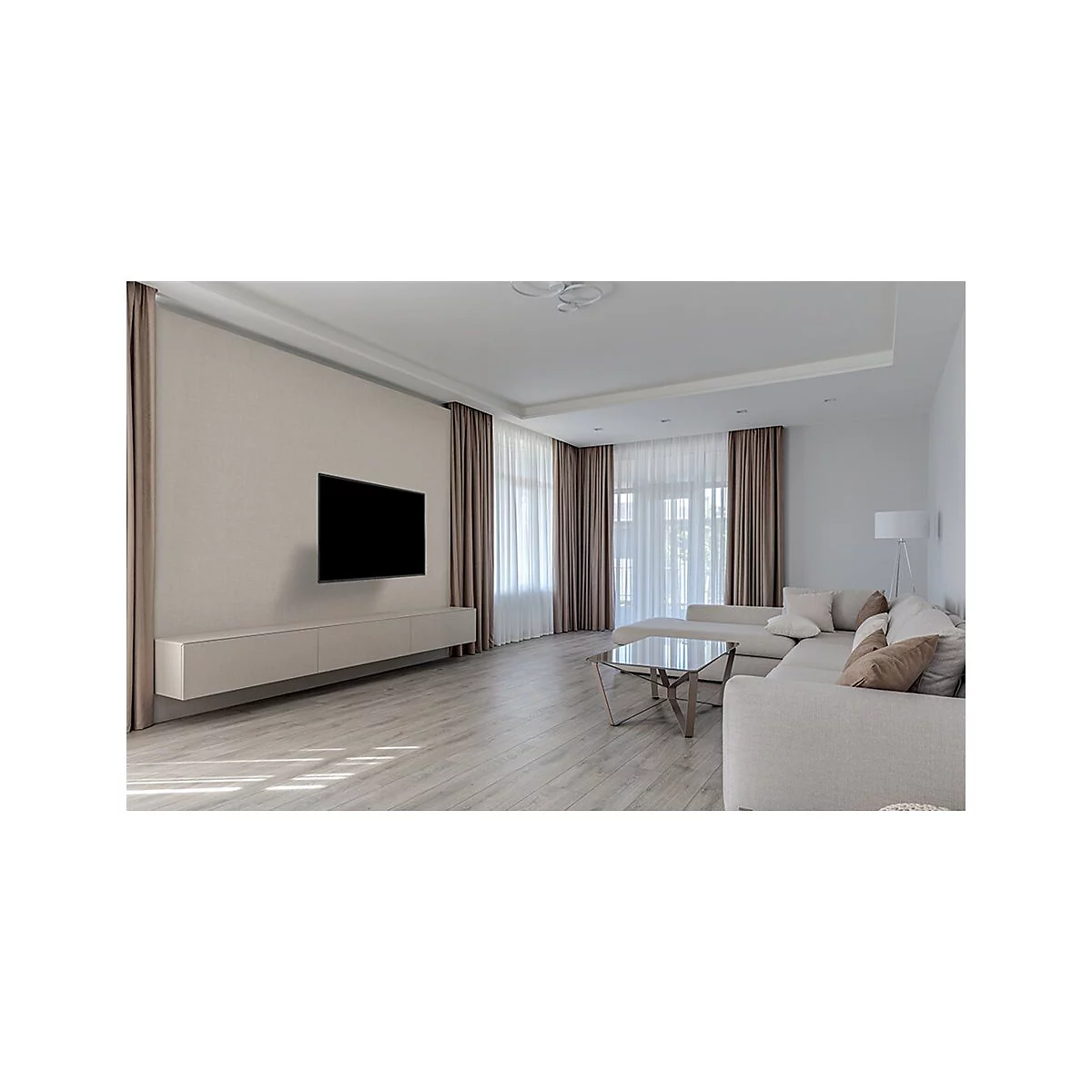 Modernes Wohnzimmer mit Couch, Fernseher und großen Fenstern mit Vorhängen.