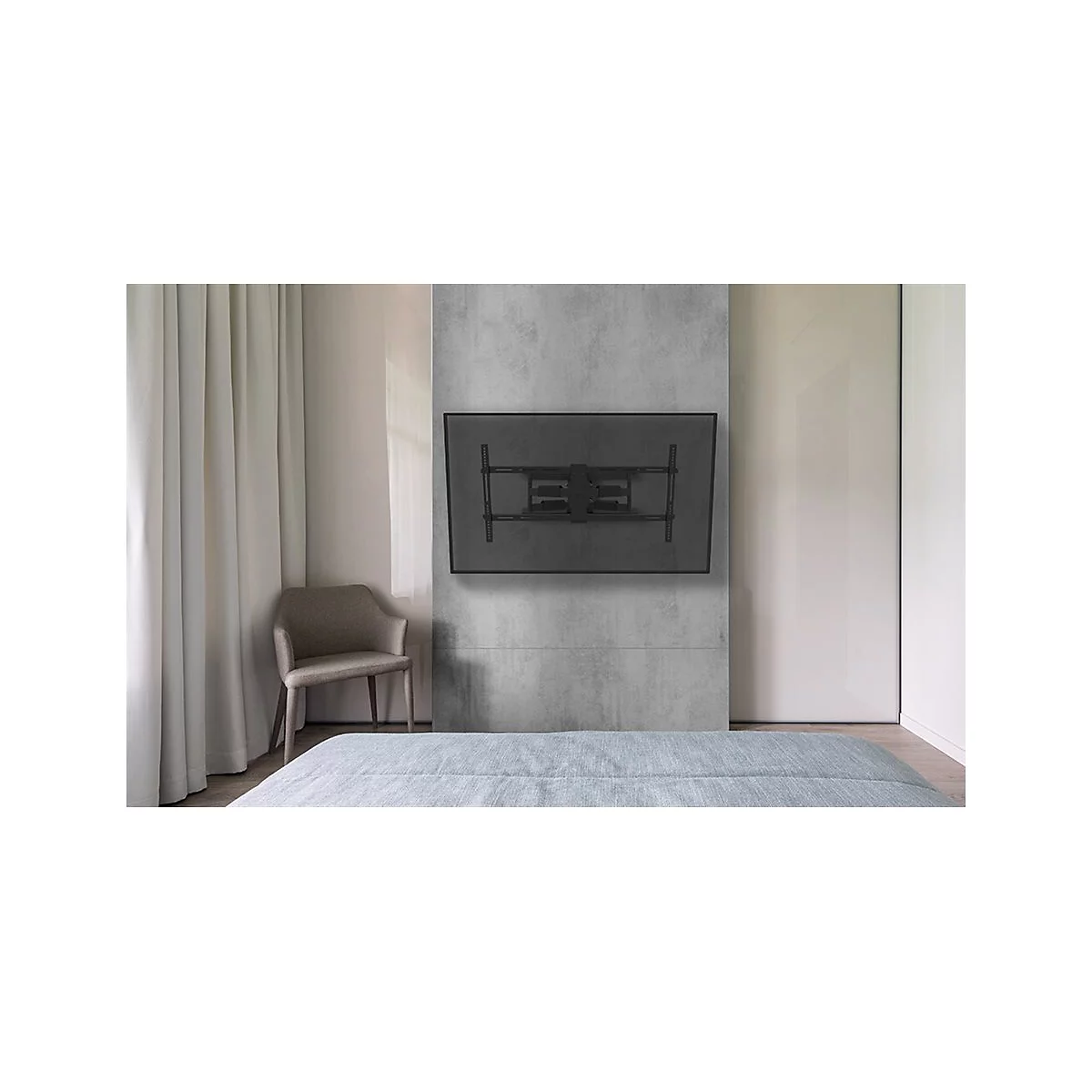 Fernseher mit Wandhalterung an grauer Wand, Schlafzimmer-Szene.