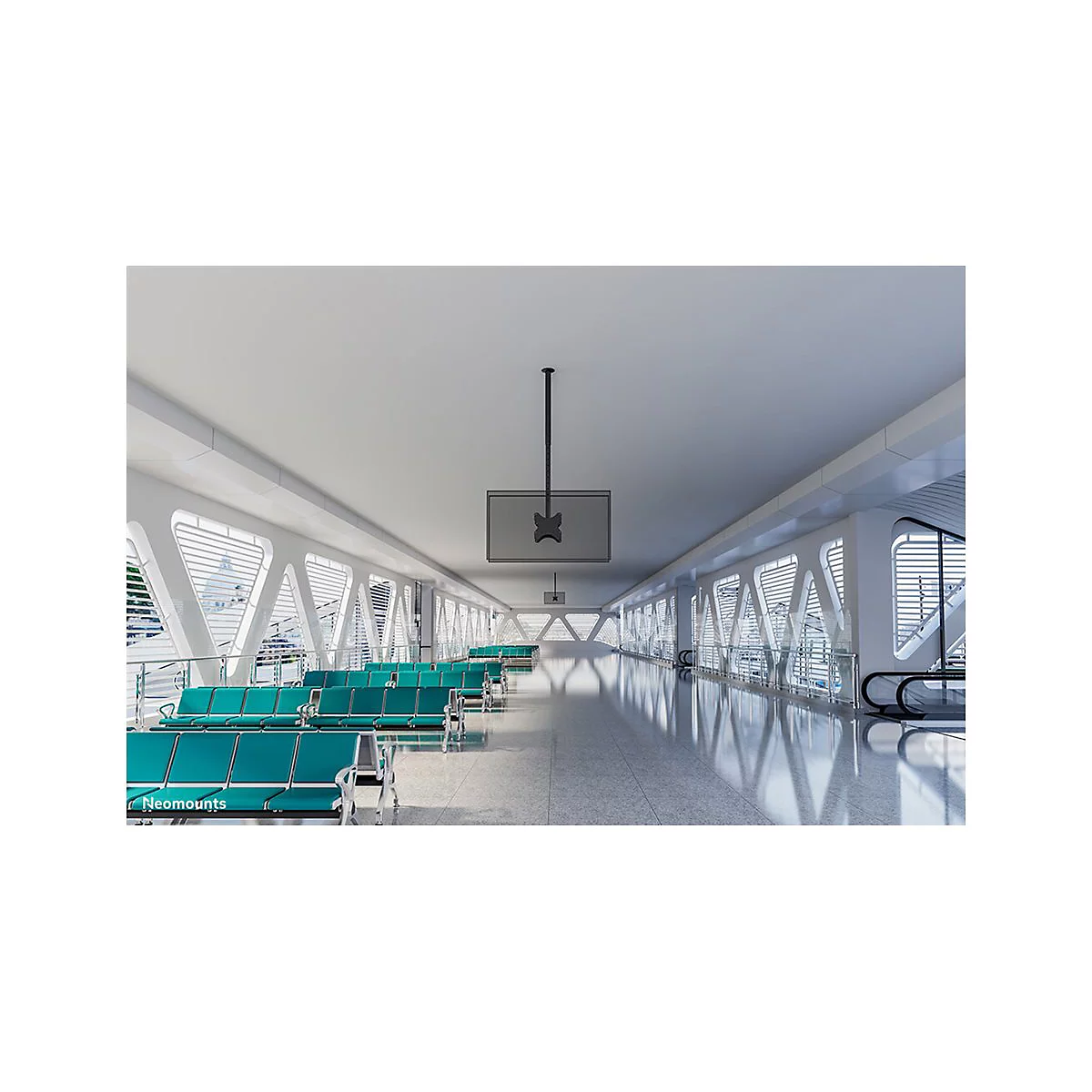 Moderne Wartehalle mit Sitzbänken, Deckenmonitor und Außenfenstern. Auf dem Boden spiegelt sich das Licht.