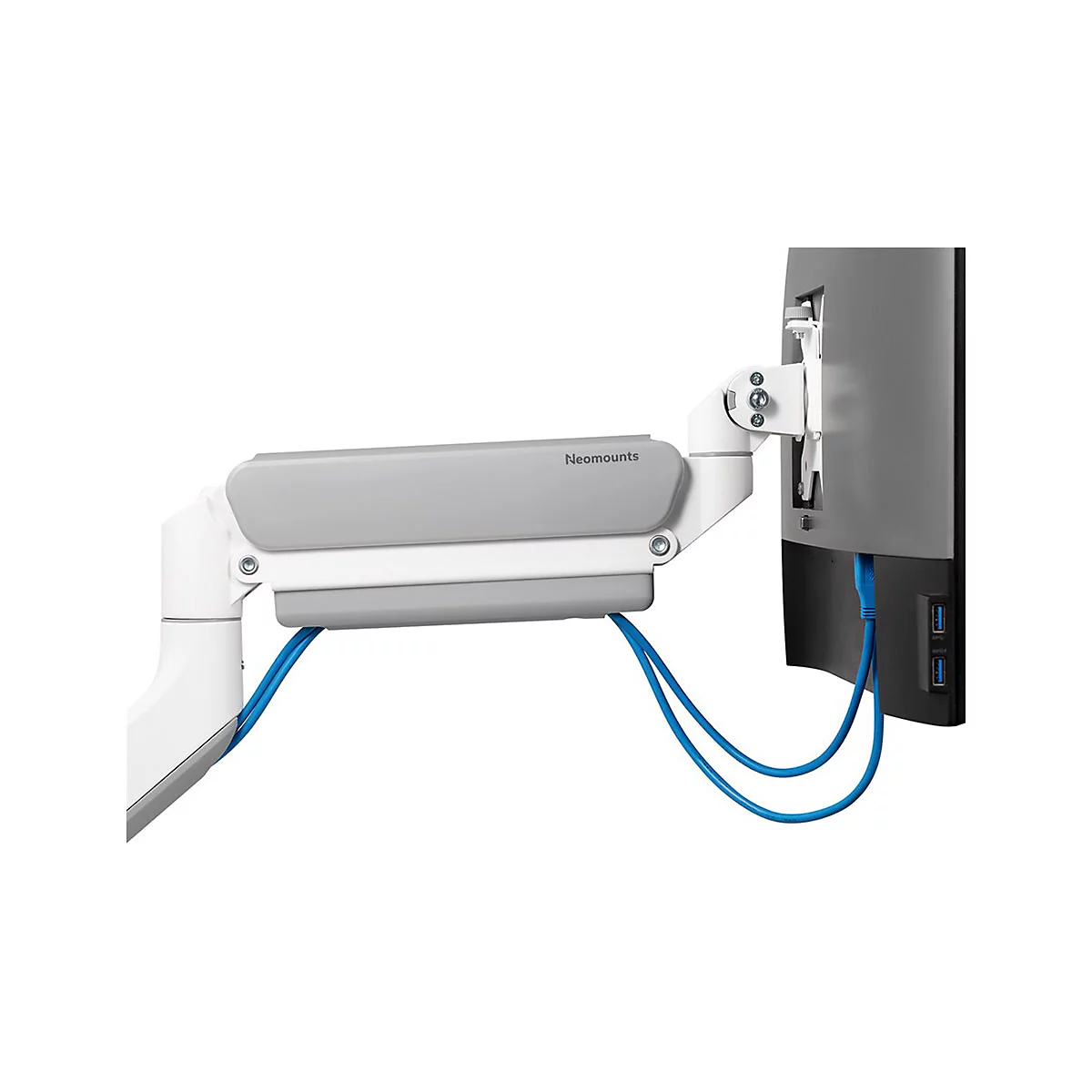 Heller Monitorarm mit weißem Rahmen und grauem Element, verbunden mit einem dunklen Monitor. Blaue Kabel verlaufen.