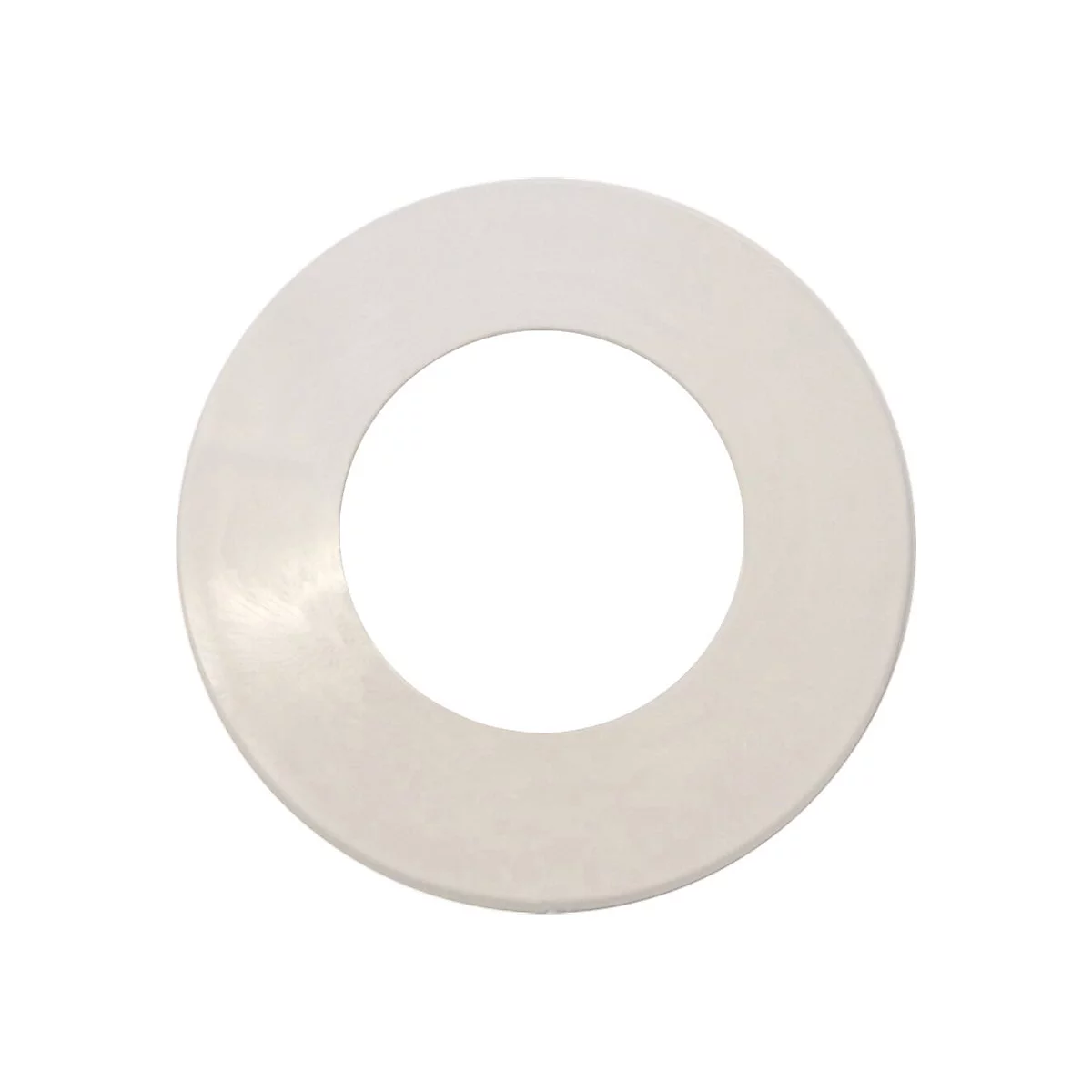 Ein weißer, ringförmiger Gegenstand auf weißem Hintergrund.