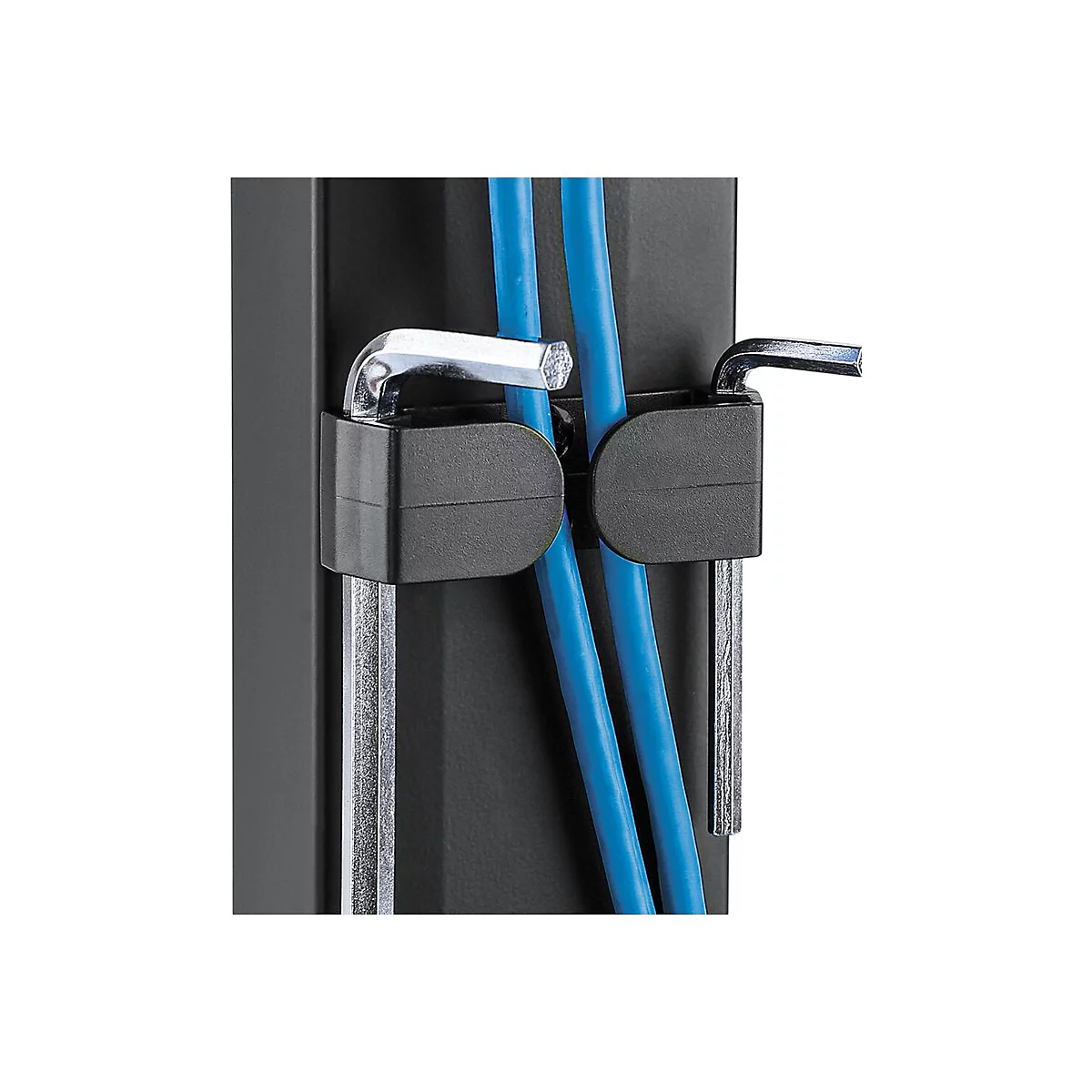 Detailaufnahme von schwarzen Werkzeugclips mit Sechskantschlüsseln und blauen Kabeln.