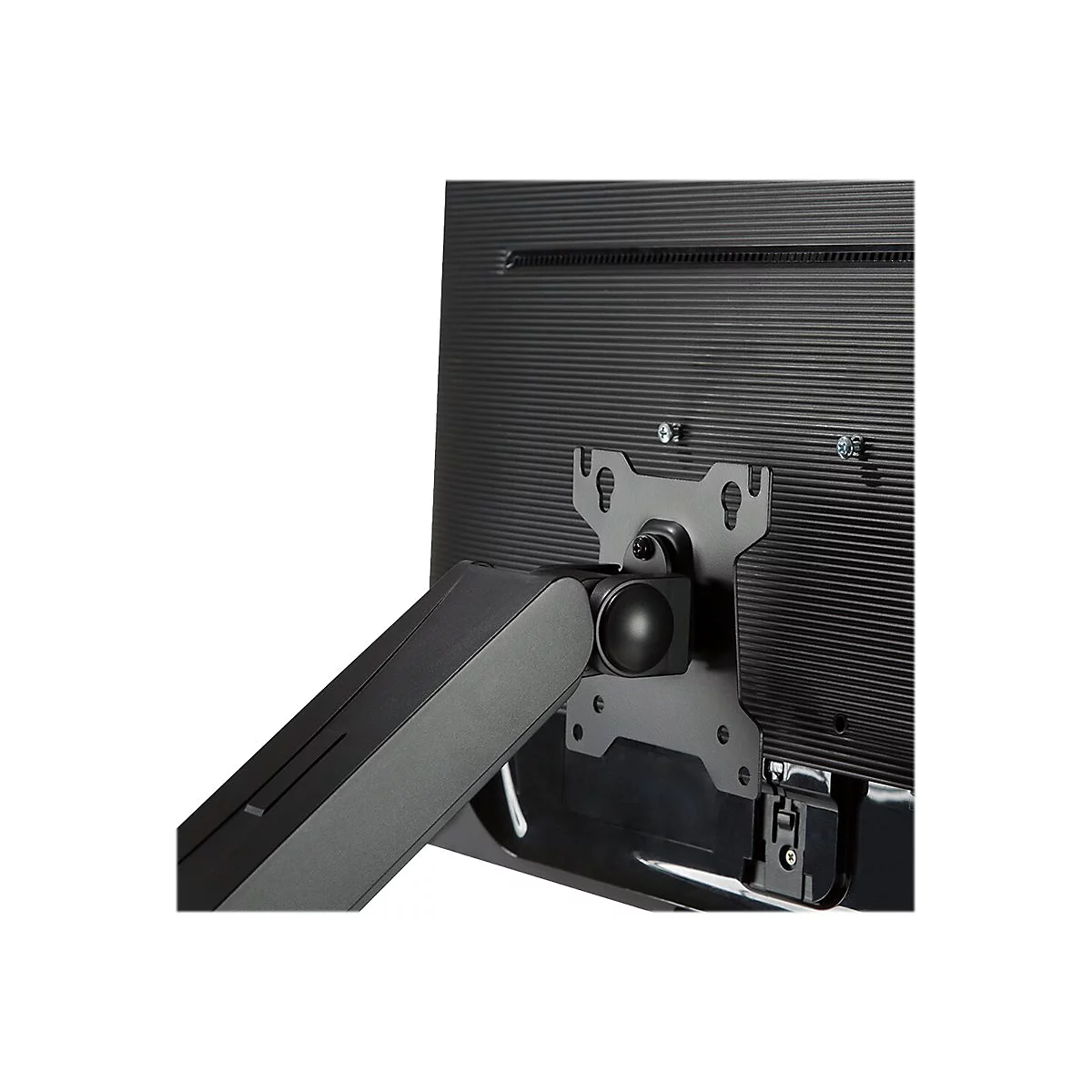 Nahaufnahme der Rückseite eines schwarzen Monitors mit Halterung. Die Halterung ist an der Rückseite befestigt, der Arm ist angebracht.