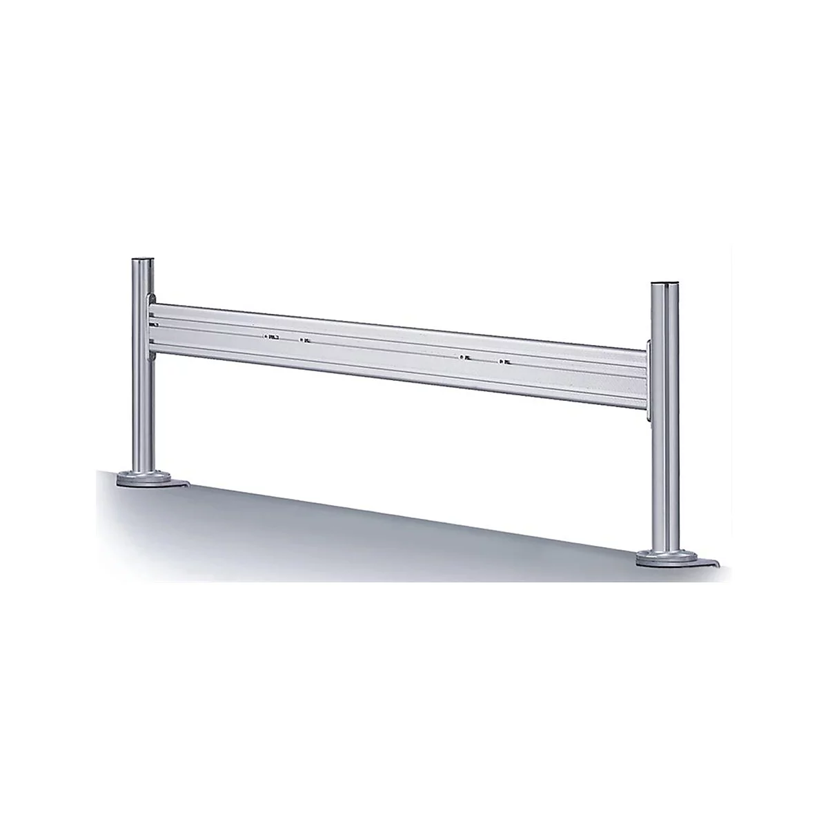 Silberne, horizontale Barriere mit zwei senkrechten Pfosten. Sie steht auf einem grauen Untergrund.