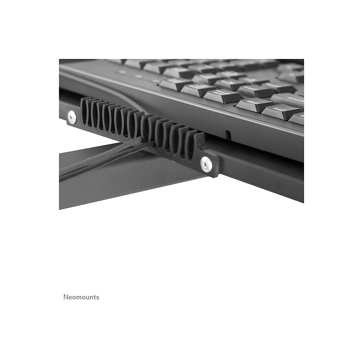 Detailaufnahme einer schwarzen Tastatur mit Kabelmanagement, das Logo 'Neomounts' ist im unteren Bereich sichtbar.