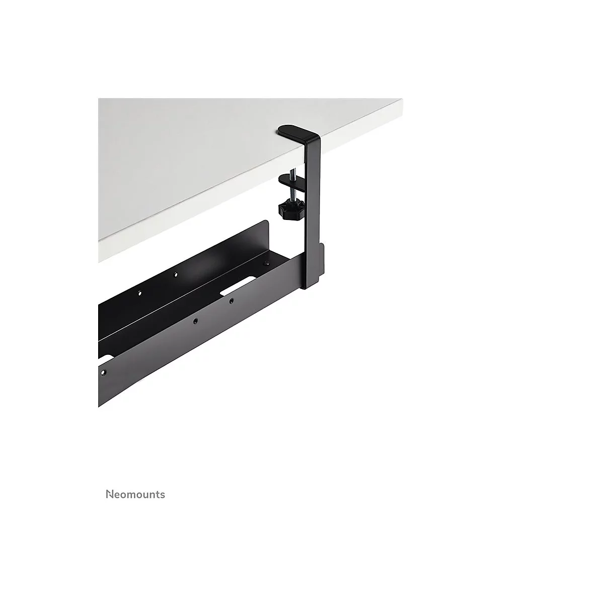 Schwarzer Monitorhalter, der an einer weißen Tischplatte befestigt ist. Das Produkt ist von Neomounts.