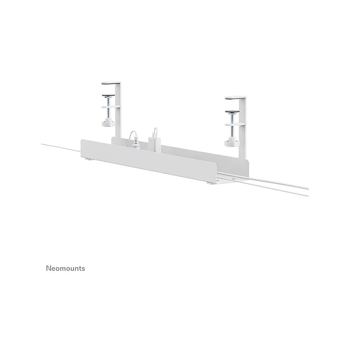 Weißer Kabelkanal für den Schreibtisch. Er wird mit Klemmen befestigt und bietet Platz für Kabel und Stecker.