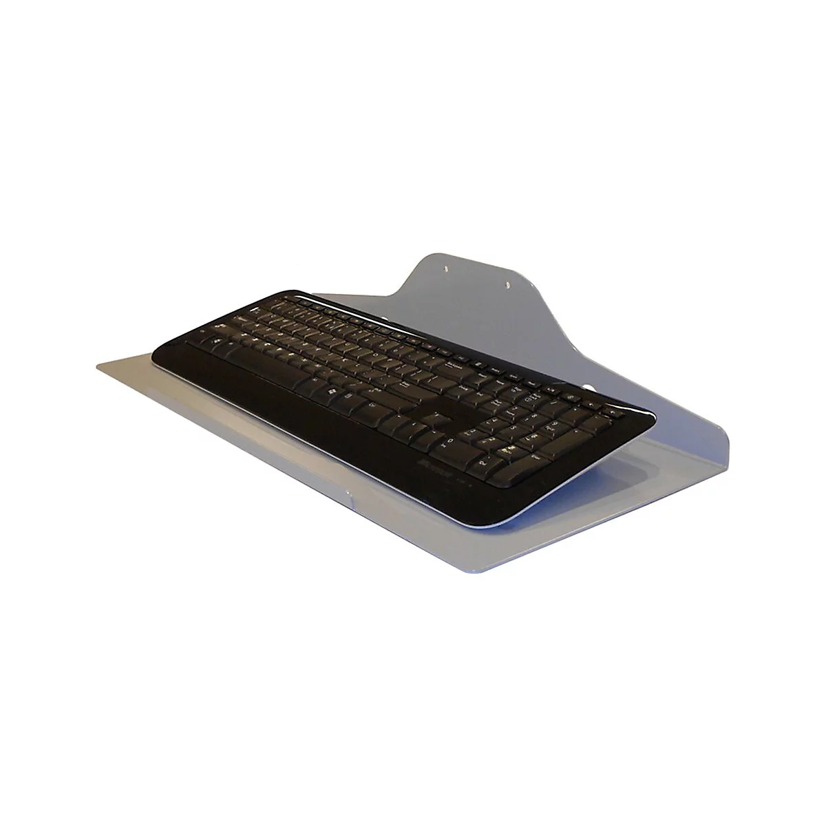 Schwarze Tastatur auf einer schräg montierten, grauen Metallablage vor weißem Hintergrund.
