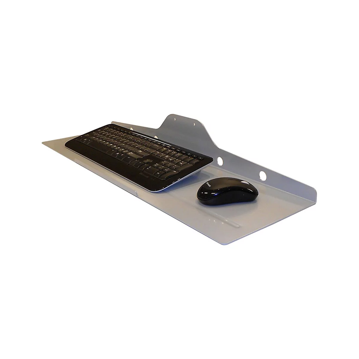 Eine graue Wandhalterung für Tastatur und Maus vor weißem Hintergrund.