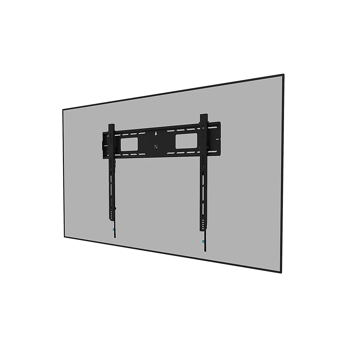 Schwarze TV-Wandhalterung, montiert an einer grauen Wand. Die Halterung hat Öffnungen und ist mit Schrauben versehen.