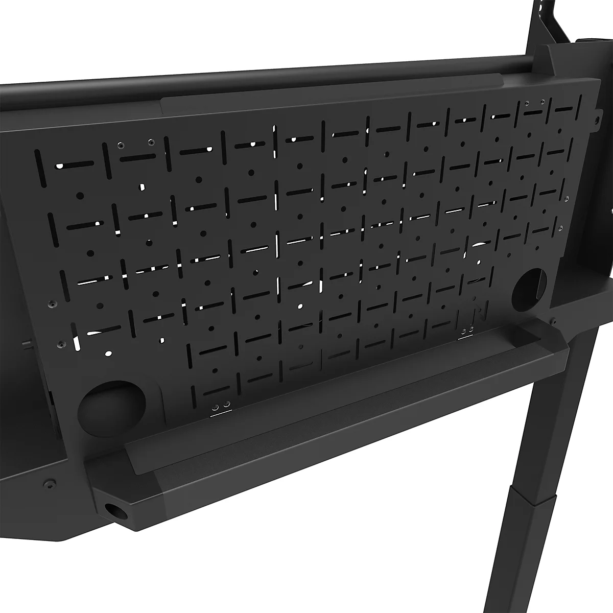 Detail van een zwart metalen onderdeel met rechthoekige en ronde uitsparingen. Daaronder bevindt zich een plank. Aan de rechterkant zijn delen van een frame te zien.