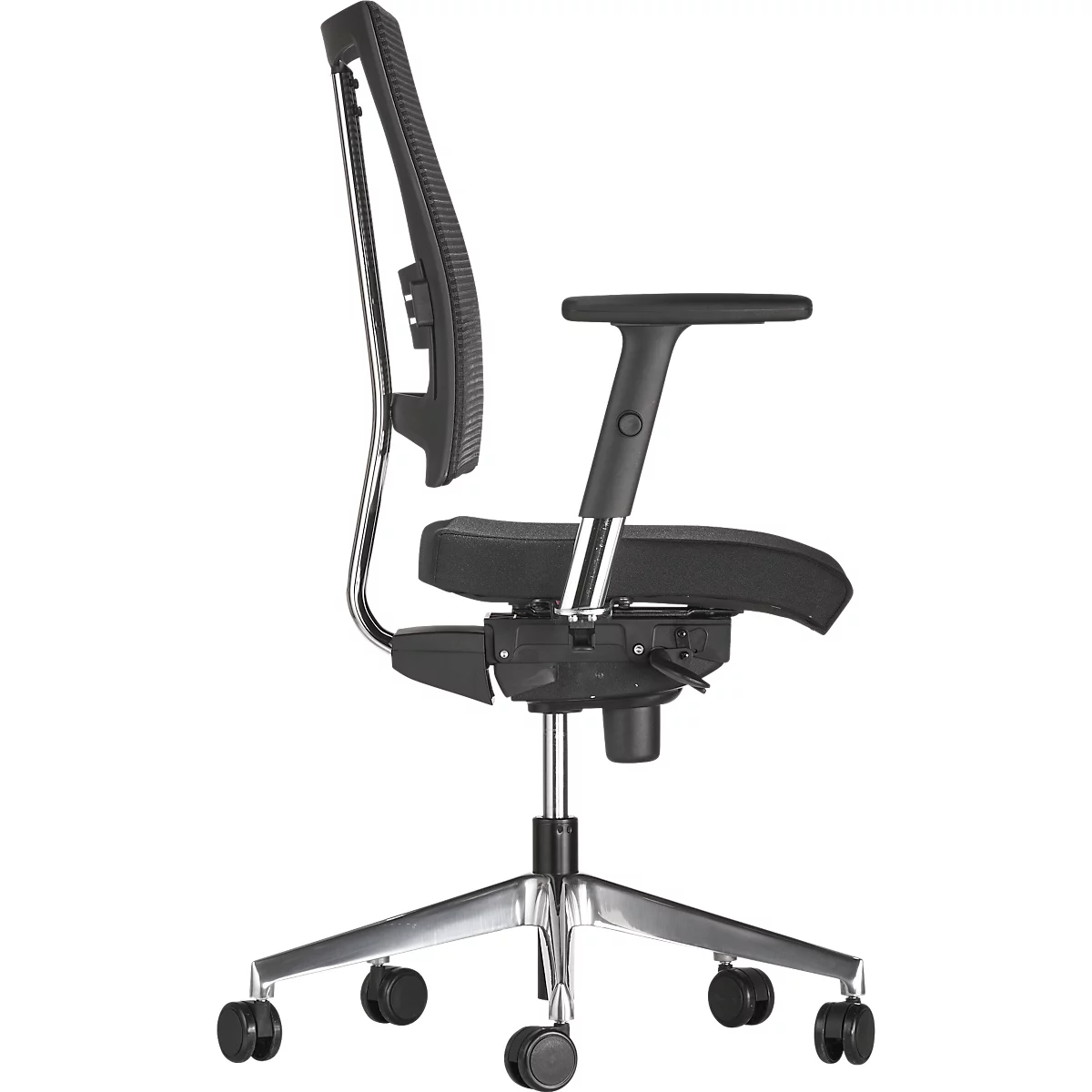 Black office chair, side view, with armrests and castors. The backrest is covered with a mesh fabric.